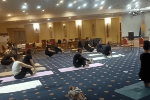 21岁女生被父母花50万送进沙漠训练营又转到非洲邪教据点，此类机构的训诫手段有多恐怖？为何能持续开办？