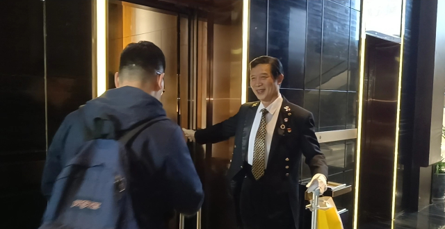 72岁老人在酒店做门童：会说五国基本问候语，做了二十余年，获得行业“金钥匙”荣誉_腾讯新闻