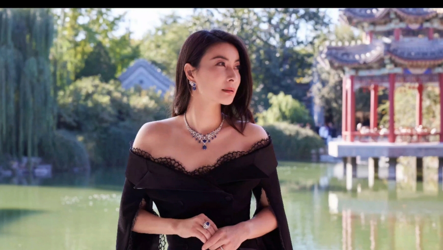 郭晶晶穿黑色晚礼服亮相:钻戒,项链,耳环彰显尊贵气质