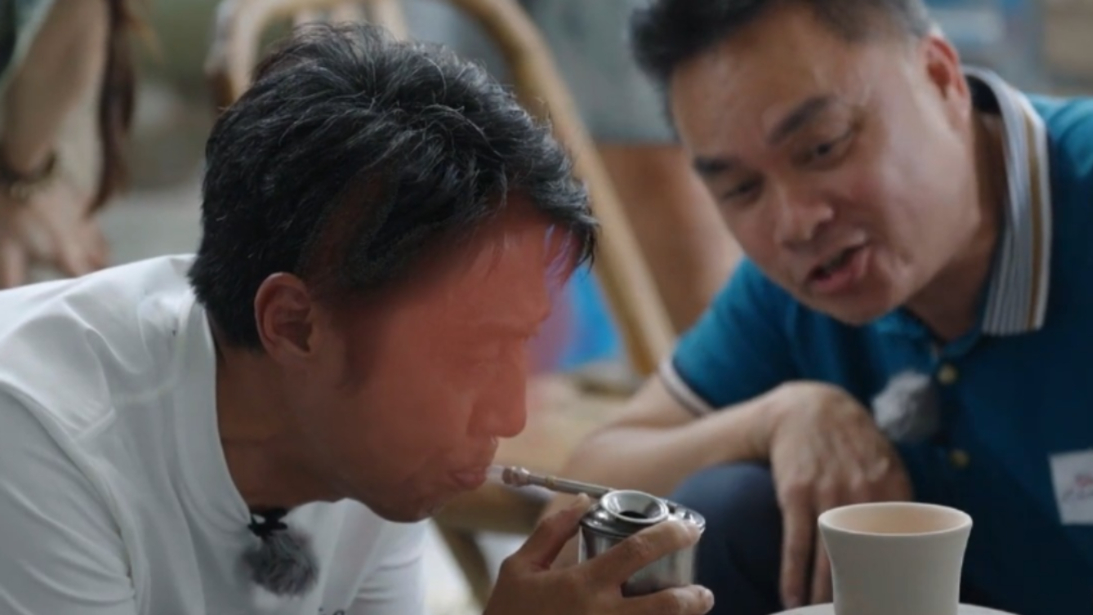 撒贝宁体验人工吹釉，直接表演一个满脸通红、头晕目眩，爆笑全场_腾讯新闻