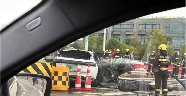 大众纯电“ID4 X”，为何一撞瞬间起火人亡？曾获中保研“全优”_腾讯新闻