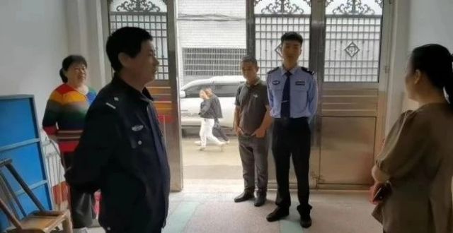 一女子遭遇假警察电信诈骗 真警察及时劝阻止损24万元_腾讯新闻