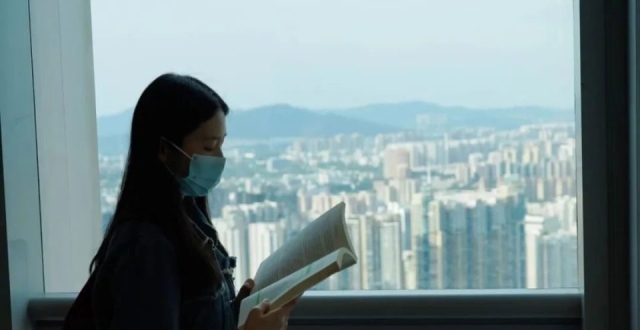 “带母上学”的杨元元走向自杀悲剧，知识真的能改变命运吗？_腾讯新闻