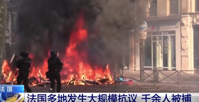 巴黎骚乱持续 游客在烟雾弹前喝咖啡