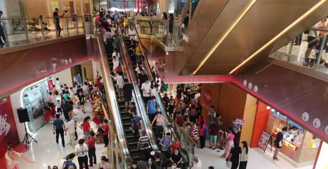 旧市场变身购物中心，广州老城区开新商场当天迎客10万人_腾讯新闻