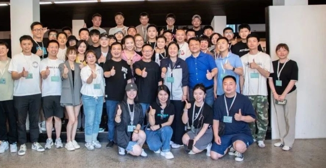 张华立探班《中餐厅7》 寄语当好国际文化传播与交流的使者_腾讯新闻