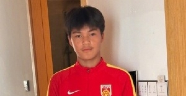 祝贺！刘凯源成为第一位穿上国字号队服的中国足球小将_腾讯新闻