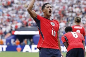 英格兰2-0巴拿马头名晋级，贝林厄姆传射建功，英格兰在小组赛的表现是什么水平？他们有“冠军相”吗？