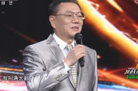 大叔长相神似蒋大为，自称是蒋大为的亲兄弟，让主持人杨帆都震惊了_腾讯新闻