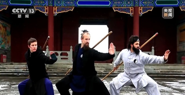 新闻周刊丨武当有位洋“道长” 挥剑练武传播中国传统文化_腾讯新闻