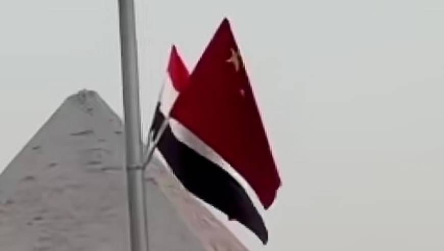 迎接中方贵宾 埃及街头挂起五星红旗
