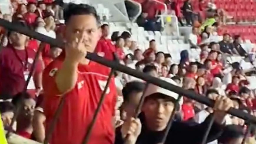 国足遇8万人魔鬼主场！印尼球迷当面辱骂中国球迷 多人竖中指挑衅