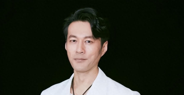 谭凯：演技曾被认作日本人，51岁未婚随母生活_腾讯新闻
