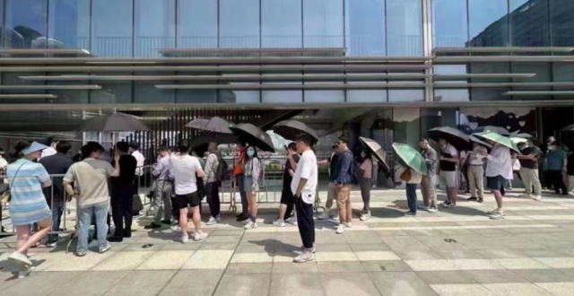 上海楼市最疯狂一刻：亿万富翁高温烈日下排队，比你有钱还这么拼_腾讯新闻