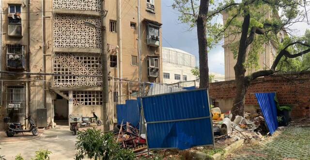 居民单元楼前垃圾堆成“小山”，社区回应：本周内完成清理_腾讯新闻