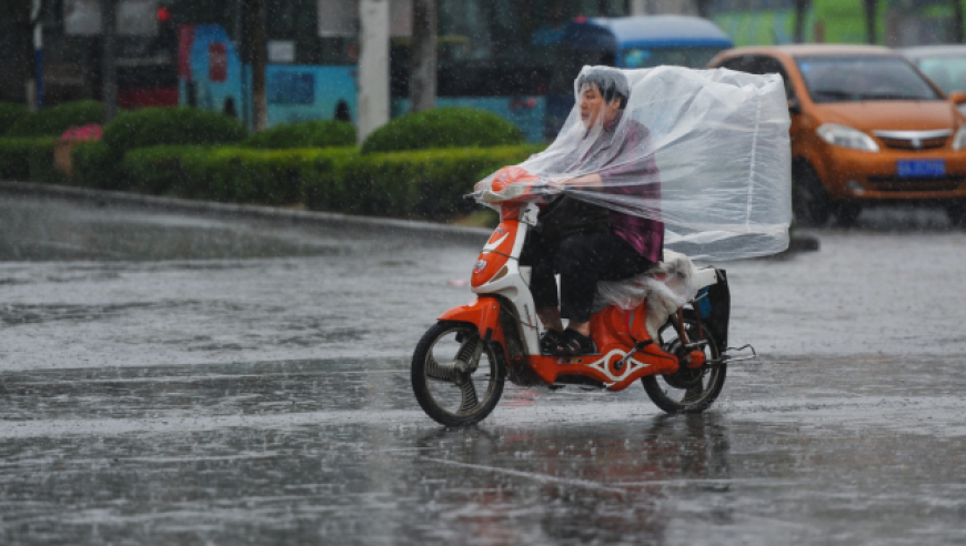 雨中真空骑行图片