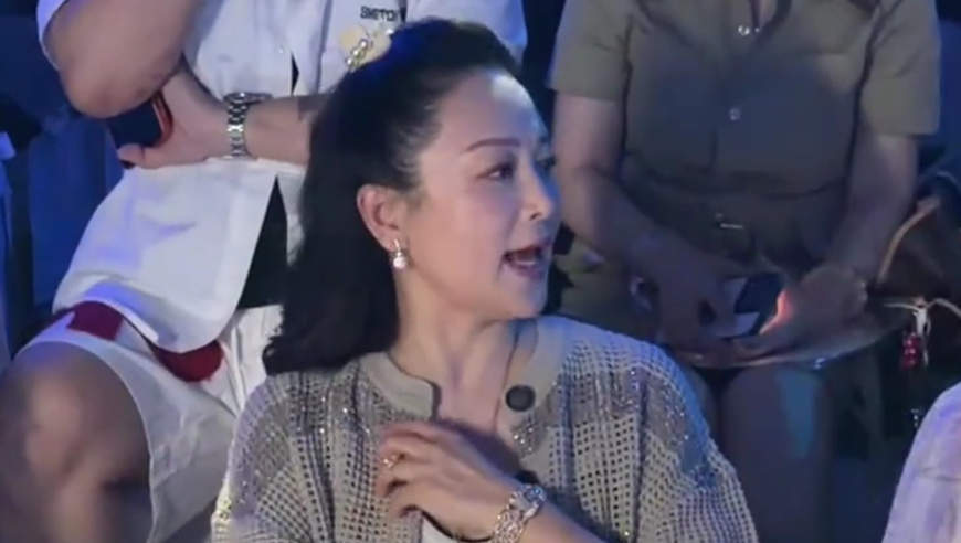 陈凯歌妻子罕见出席活动，57岁陈红优雅贵气，皮肤紧致不见皱纹