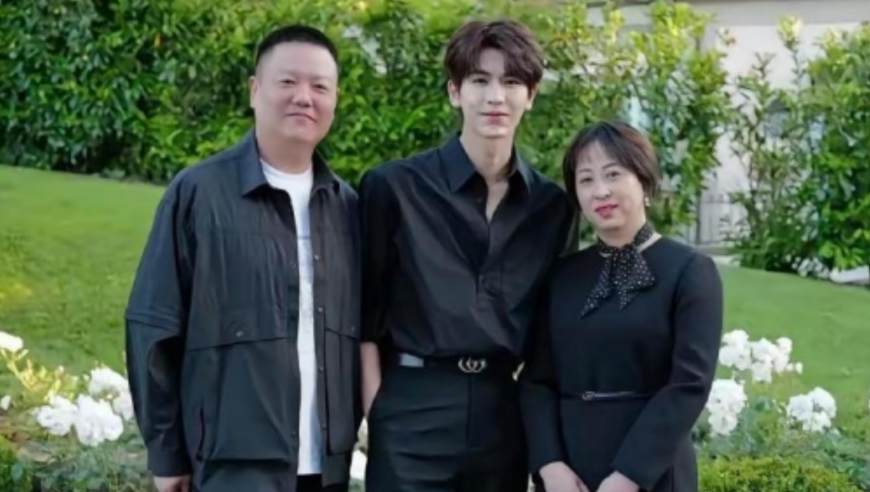 张凌赫的妈妈公开了和家人的合照，母子俩几乎是复制粘贴，一家三口好养眼