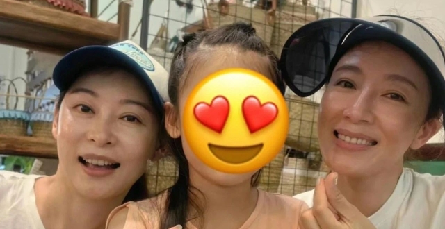 杨怡和胞姐杨卓娜逛街被偶遇，两姐妹打扮朴素，与粉丝合影超亲切_腾讯新闻