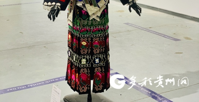 百余套黔地绣染珍品亮相贵阳 用服饰诠释“母亲”_腾讯新闻