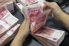 大学生高考完列出花费清单达3万元，05后花钱真是“大手大脚”吗？大学生活费多少才合理？