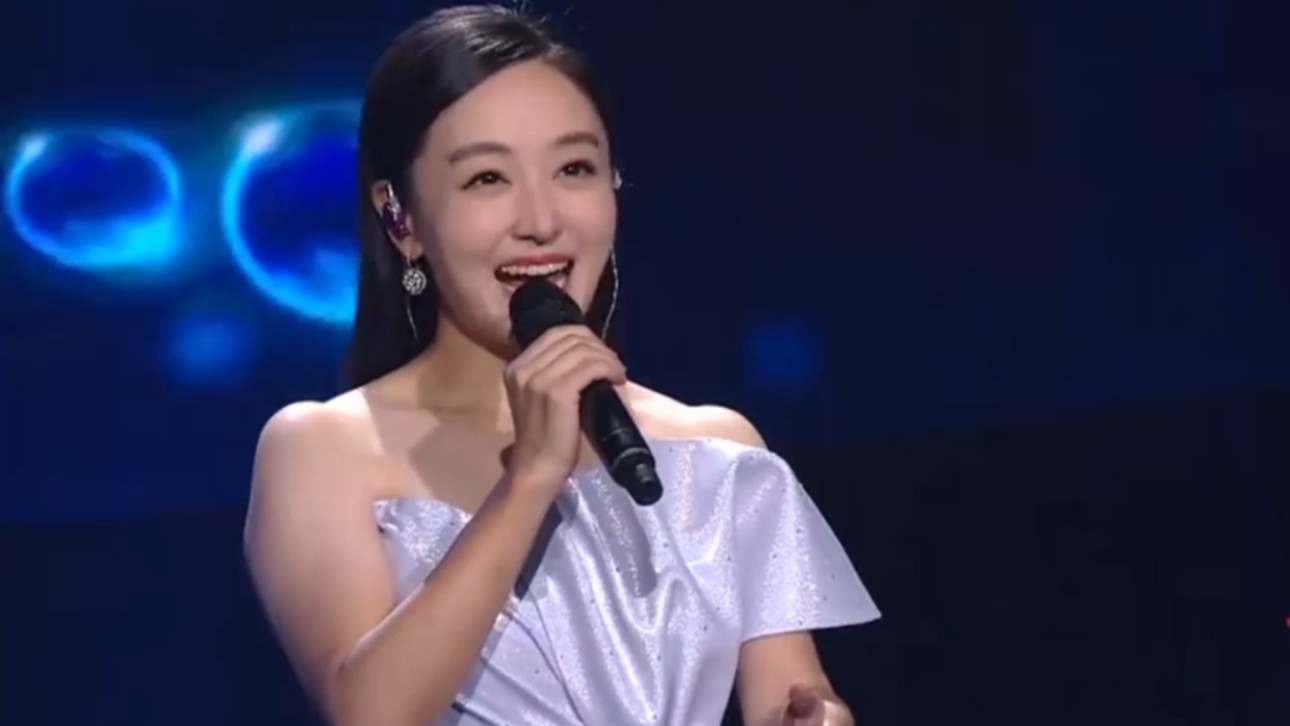 周旋演唱《我只在乎你》，温婉细腻的声线，唤醒旧时光爱意_腾讯新闻