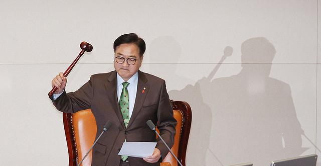 韩国国会议长禹元植批准尹锡悦总统弹劾案正本、副本_腾讯新闻
