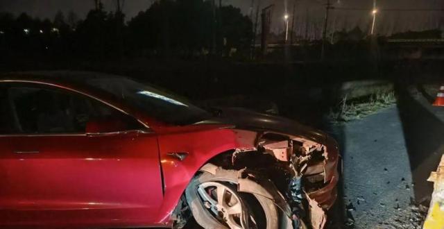 特斯拉Model 3撞限宽墩全损，安全气囊未弹出！车主索赔引争议_腾讯新闻
