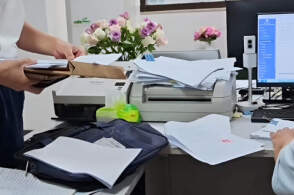 律师持法院盖章的调查令调取被执行人信息遭拒，银行称让法官自己来，为何银行底气这么硬？律师该如何应对？