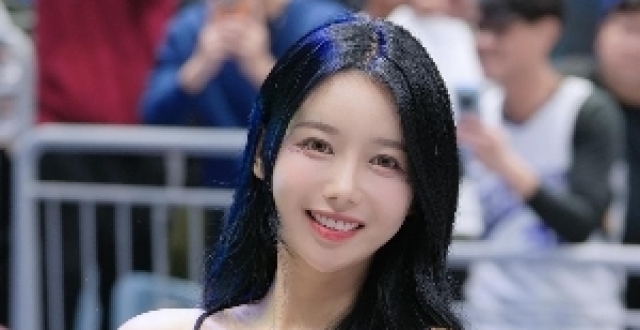 “啦啦女神”李雅英晒考辛斯首秀应援美照：谢谢大家 下周赛场见_腾讯新闻