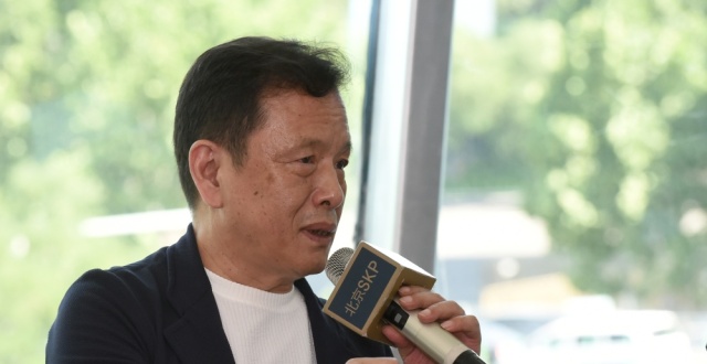 70后代表作家张楚首部长篇《云落》，构建真实又迷人的“县城宇宙”_腾讯新闻
