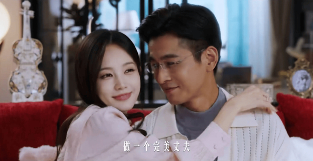 美人余 保姆穿着原配的衣服摆拍