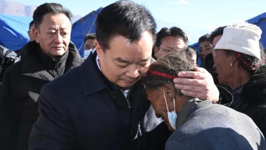 西藏自治区党委书记眼眶泛红，搂住村民连声安慰：“放心、放心，都会好起来”