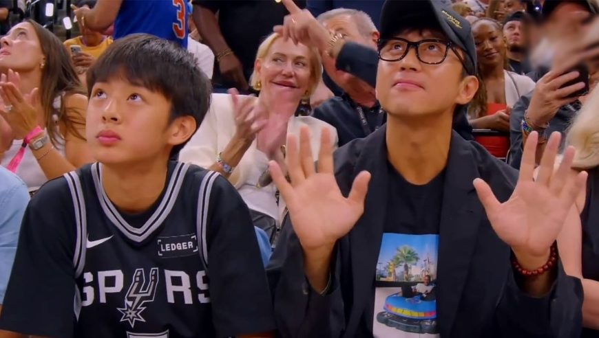 邓超父子现身看NBA总决赛，百万座位被点名秒变魔童，等等高冷吃爆米花