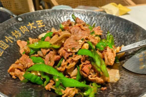 餐饮企业费大厨的“全国小炒肉大王”称号仅通过视频比赛评出，拿来宣传是否合法？类似的称号还有哪些？