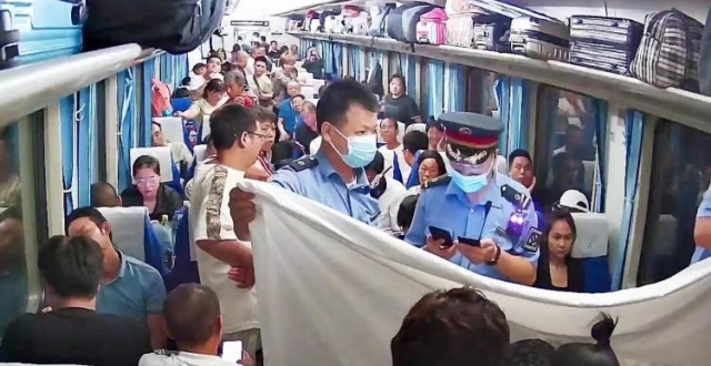 凌晨孕妇突然分娩 列车上搭起“临时产房”_腾讯新闻
