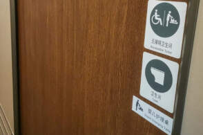 七旬老人高铁如厕掉落两万元金戒指，12306称不符合寻找条件，如果寻找起来有多困难？12306的回答有问题吗？