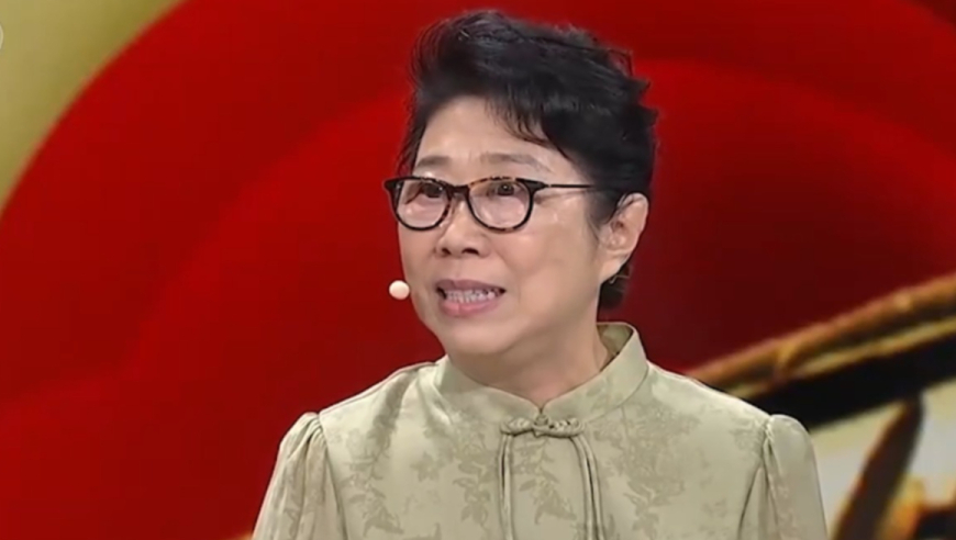 王红老师家庭文化氛围很棒,就连她住的院子,都还有春晚!