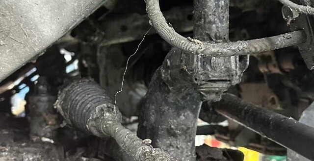 40余车辆遭高速海鲜废料“臭袭”，交警称非交通事故，车主维权陷两难缩略图