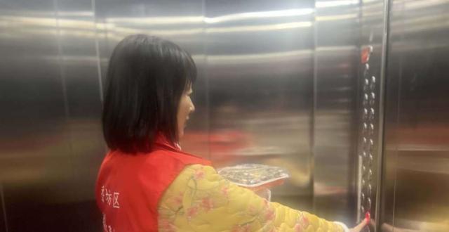 这个社区送餐上门，助独居老人享幸福“食”光_腾讯新闻