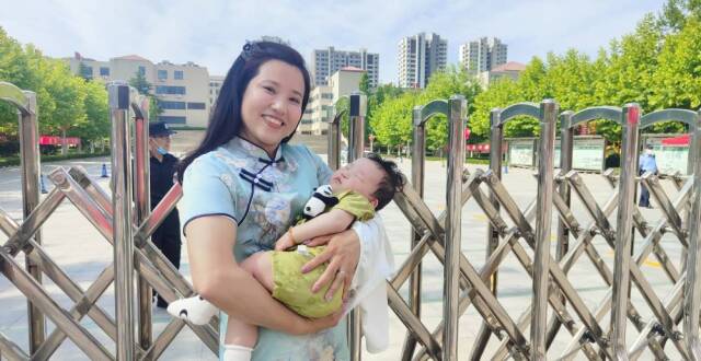 快讯｜高考首日，年轻奶奶抱孙子给儿子送考_腾讯新闻