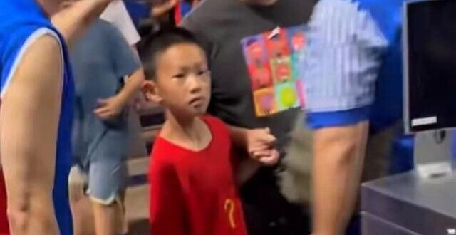 网传小球迷穿武磊国家队球衣遭申花球迷围攻，武磊官博在线寻人_腾讯新闻