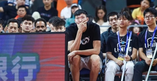 不容易！6大男篮国手受伤：一人被网暴 周琦养伤两个月仍未复出_腾讯新闻