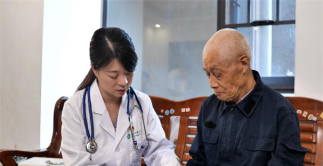 家庭医生上门守护，让居民“医”有所靠_腾讯新闻