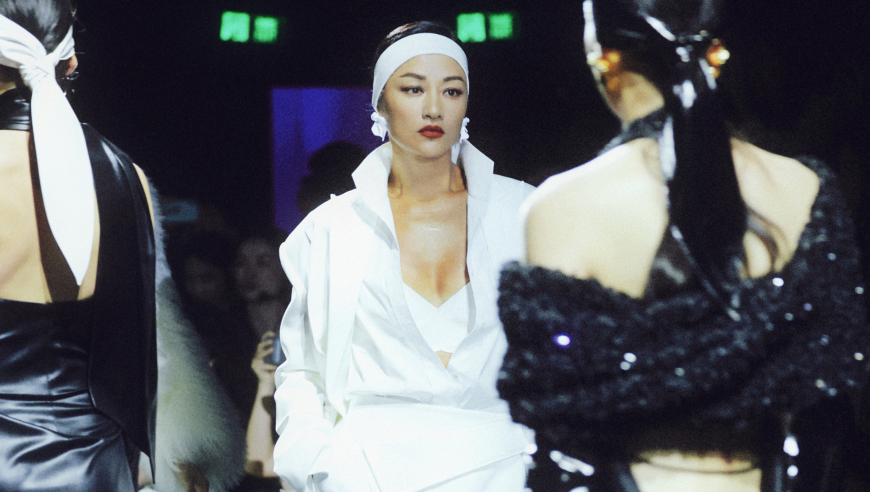 52岁瞿颖再次登台走秀,状态惊艳气质出众,曾是中国第一超模