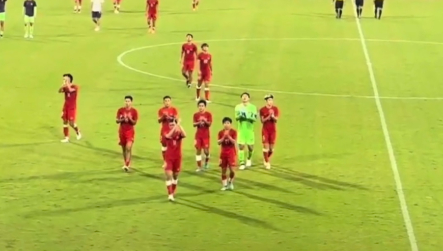 泪目！中国香港男足输球 现场放《真的爱你》观众大喊：欢迎回家