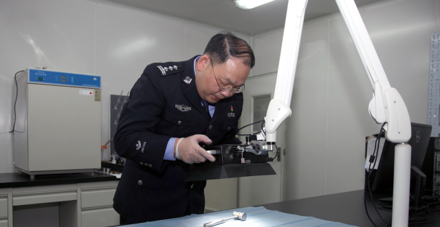 用DNA技术直接破案1800余起，武汉这位刑侦博士获评“全国先进工作者”_腾讯新闻