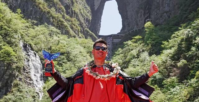 中国首位！“翼装飞人”张树鹏成功穿越张家界天门洞_腾讯新闻