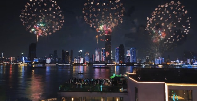 烟花还没放，江景房先满了！国庆烟花带火江城夜游经济_腾讯新闻