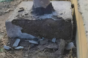 山东近3亿元重点工程现“脆皮”底座，承建方承认质量不达标，混凝土由C30变C15影响有多大？承建方会被如何处罚？